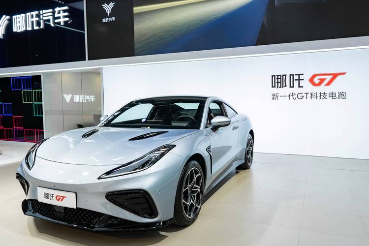 东莞152哪吒汽车在智能汽车领域的表现，领途汽车在新能源汽车市场中的影响力